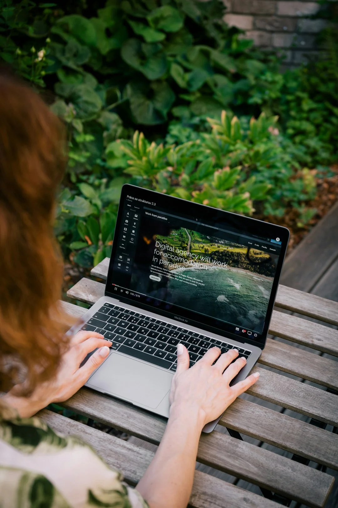 This photo is taken by Lubos Volkov for UX Store while giving a tips on how to become better designer.

After your reach certain skill level is it harder and harder to get any better … In order to progress you need to constantly push yourself to the limits and learn new things … Photo: https://www.instagram.com/lubosvolkov/ For: https://uxstore.com